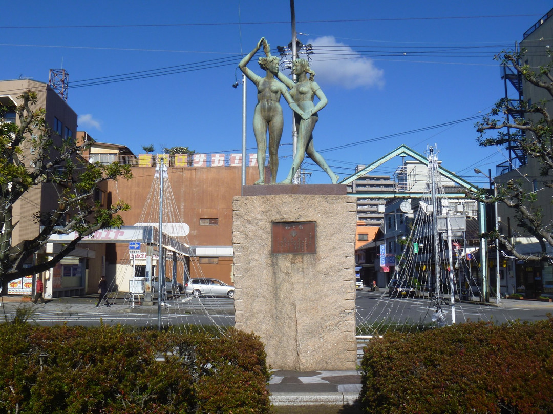 Wa to Hagemi Statues of Women景点图片
