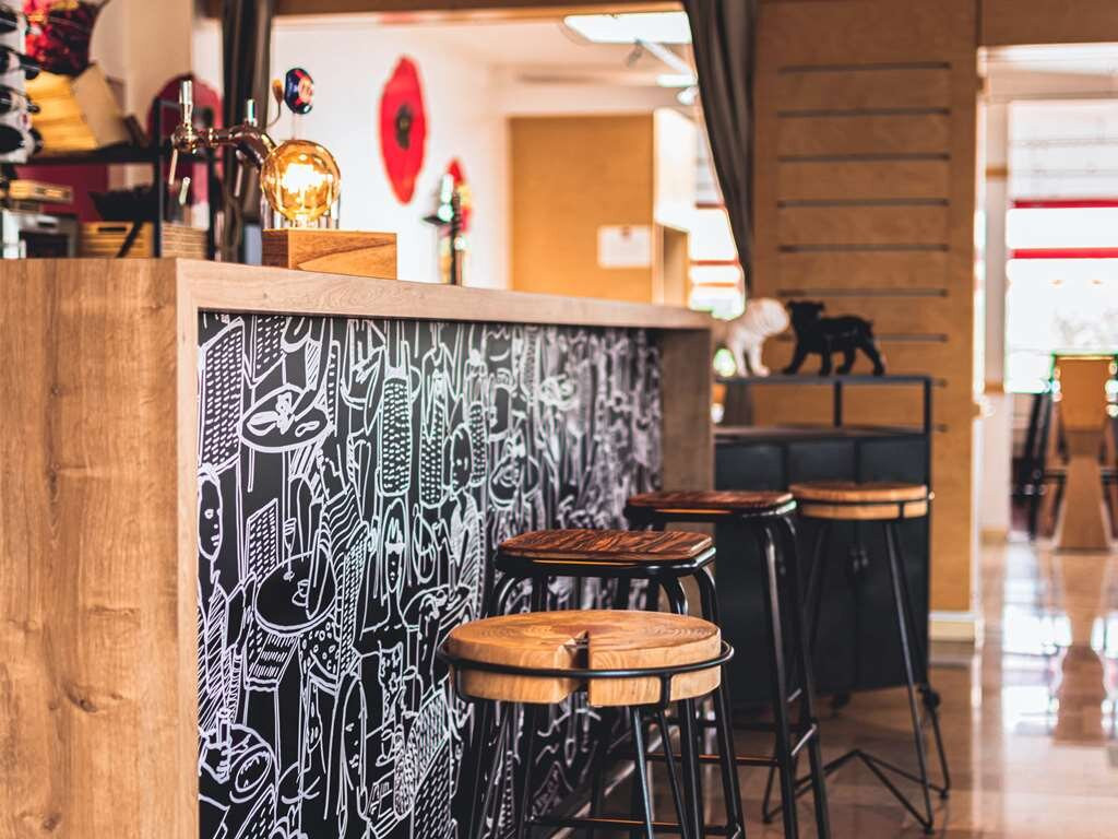 宜必思圣布里克菲尼亚克酒店主图