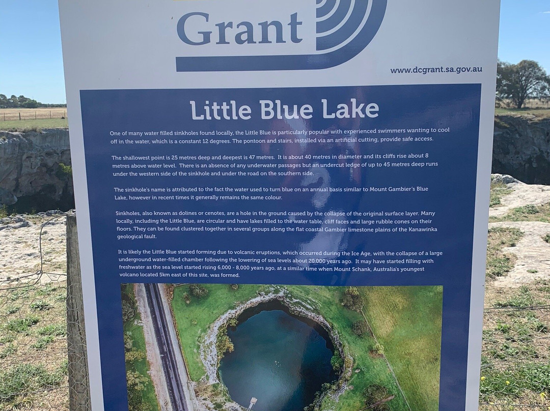 Little Blue Lake景点图片