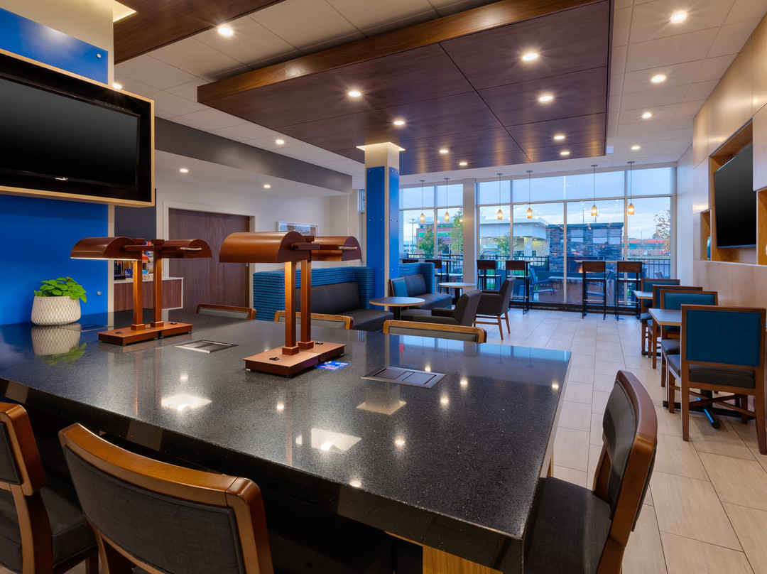 Holiday Inn Express & Suites Eau Claire West I-94 by IHG主图