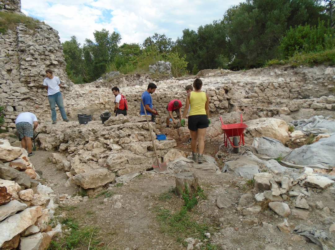 Roman Fort Lopsica Ruins景点图片