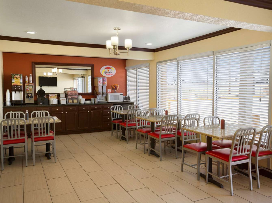 Super 8 by Wyndham Woodward主图