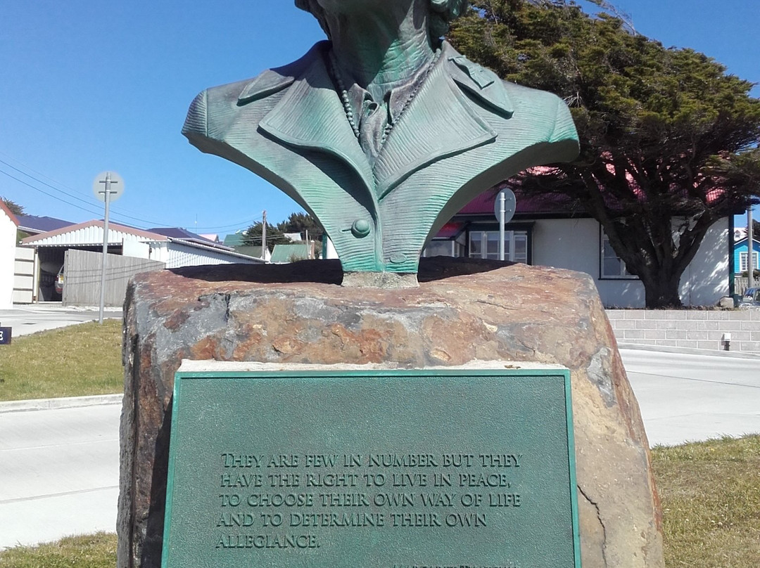 Margaret Thatcher Memorial Bust-Stanley必去景点