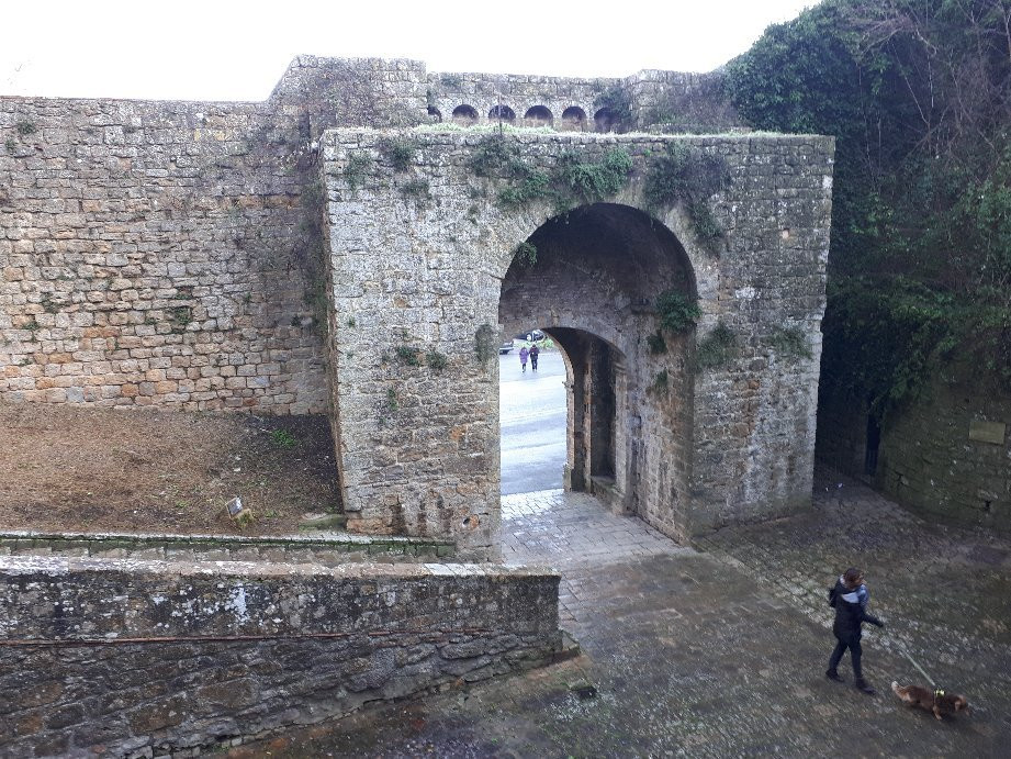 Porta e Fonte di Docciola-沃尔泰拉必去景点