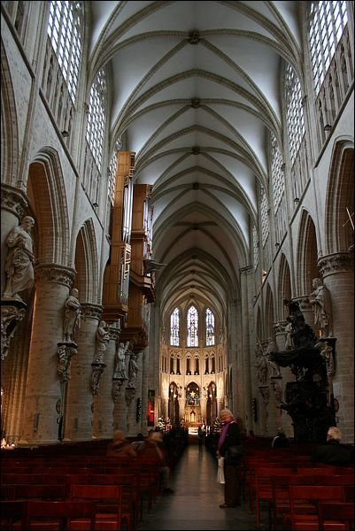 圣弥额尔圣古都勒主教座堂（Cathedrale St-Michel et Ste-Gudule）-布鲁塞尔必去景点