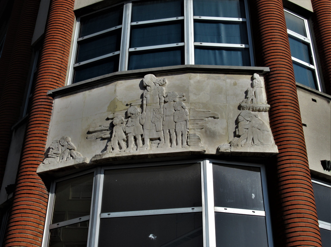 Bas-relief signalant l'entrée de l'école de filles-Romainville必去景点