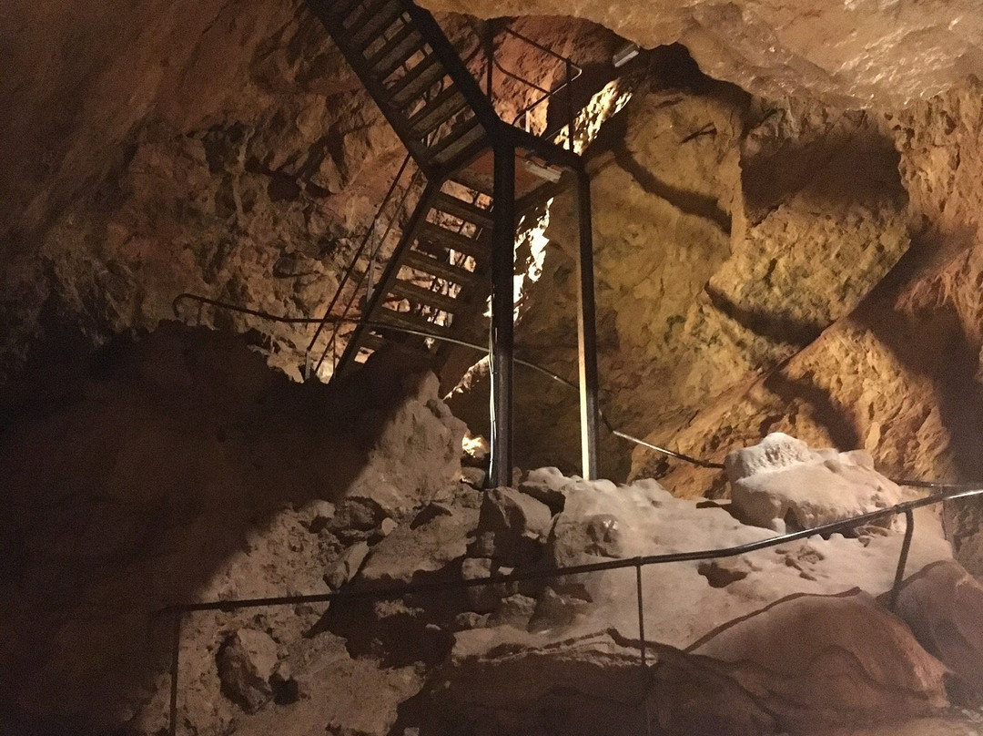 Les Grottes de Blanot景点图片