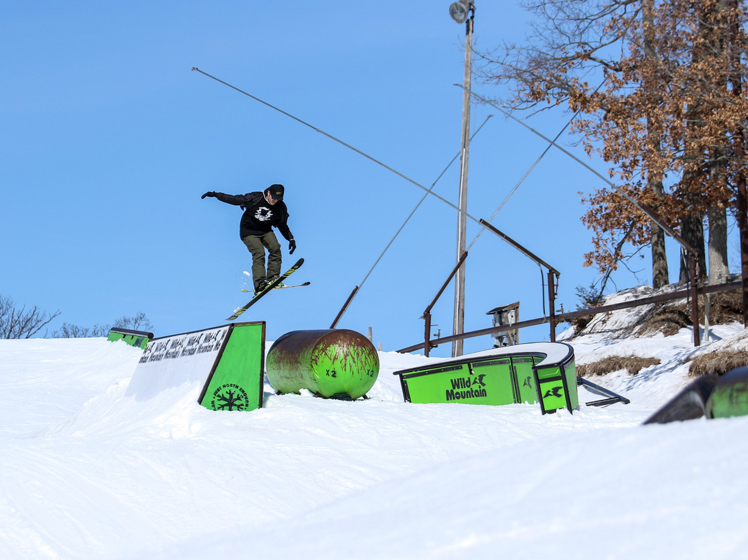 Wild Mountain Ski, Snowboarding & Wild Chutes Snow Tubing景点图片
