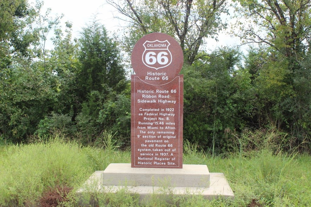 Route 66 Ribbon Road/Sidewalk Highway Landmark-Miami必去景点