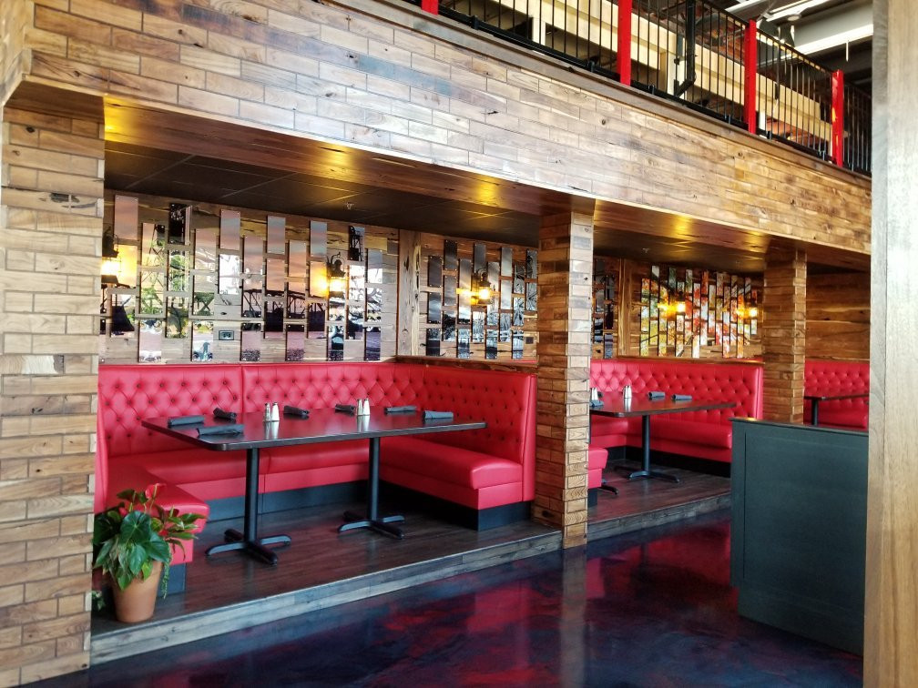 Maple Grove餐馆和美食-Brick & Bourbon