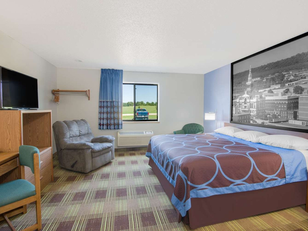 Super 8 by Wyndham Toledo主图