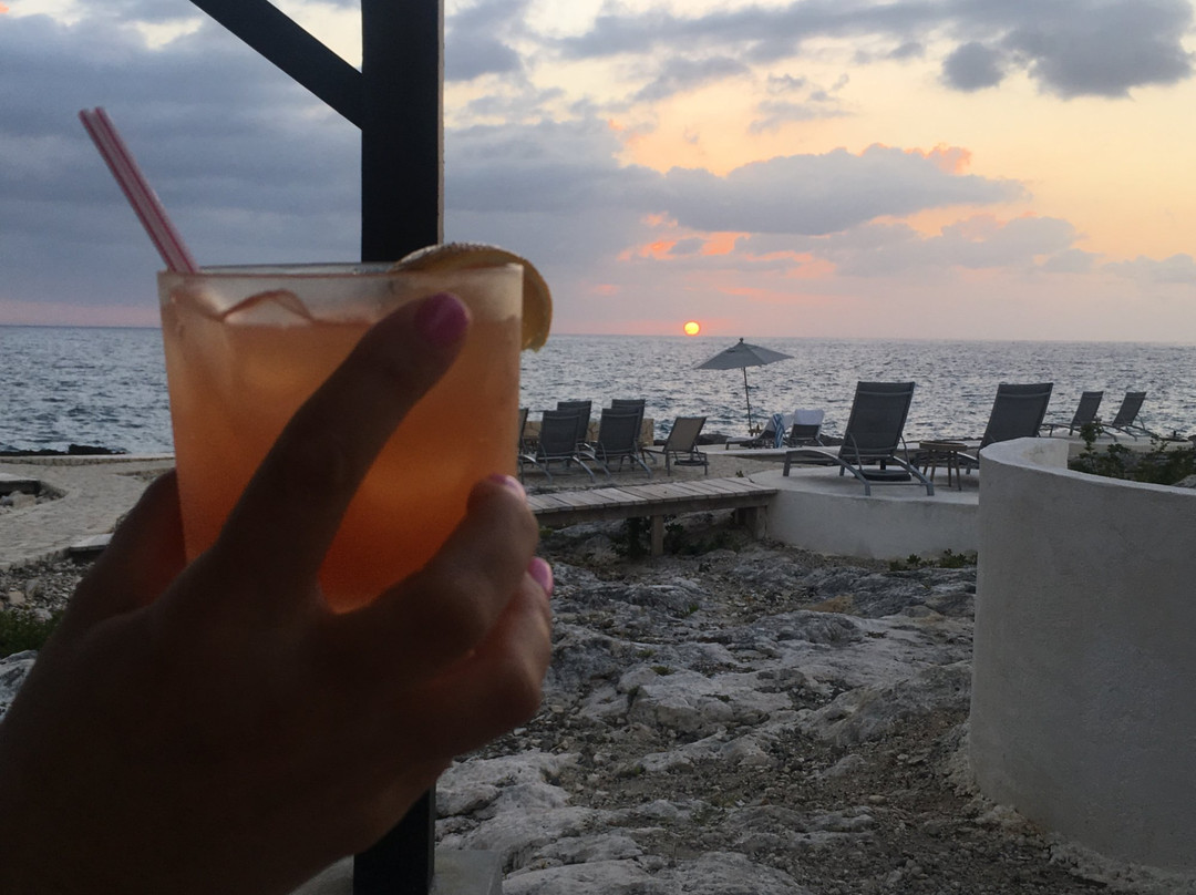 The Cliff Hotel主图