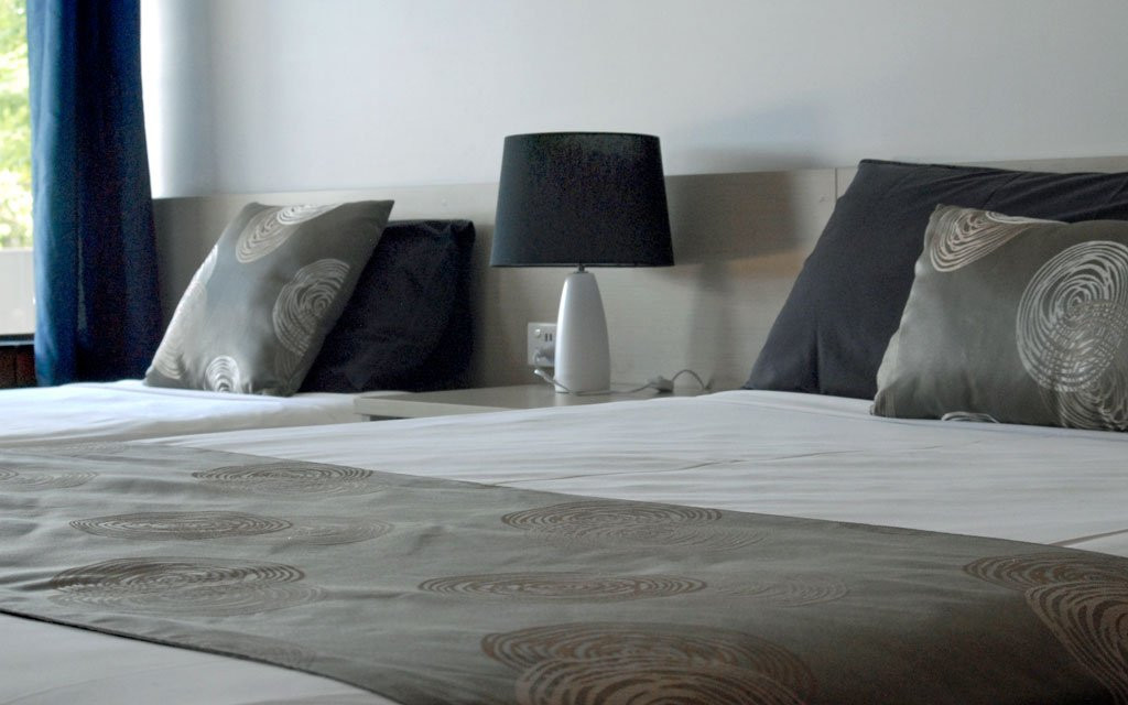 蓝色阴影舒适酒店主图