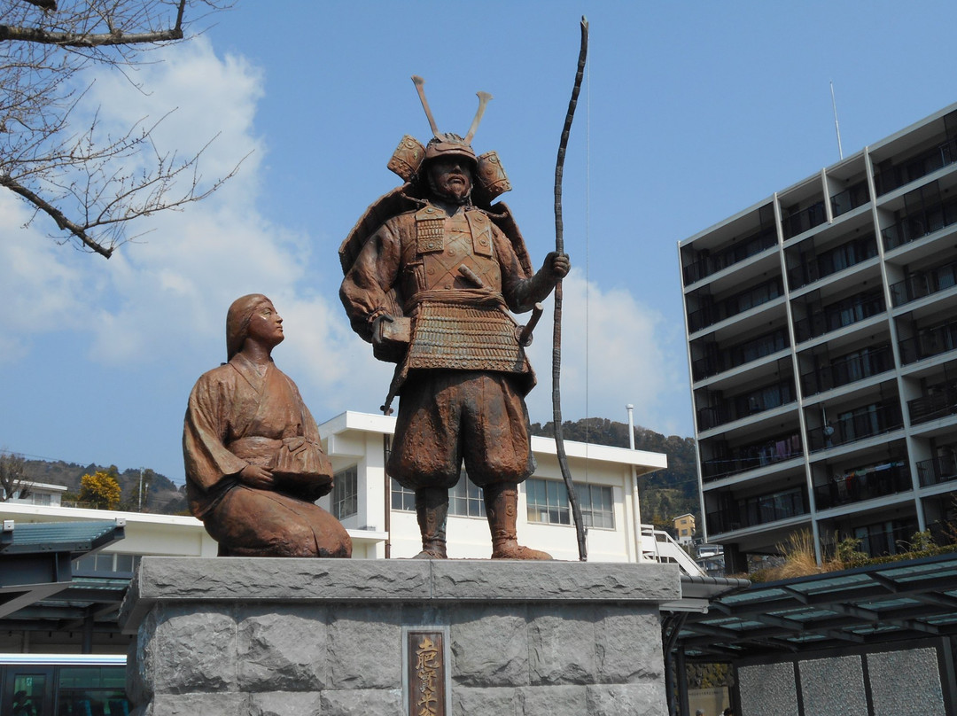 Statues of Sanehira Dohi and His Wife景点图片