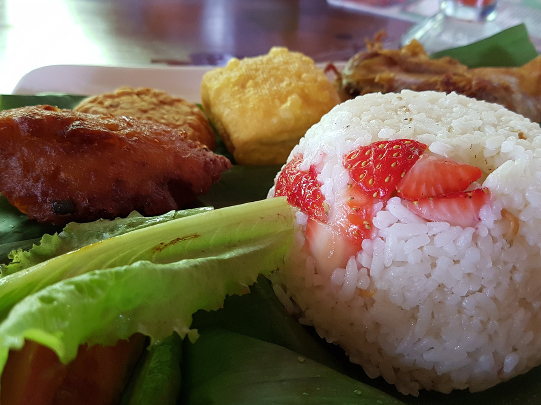 Palasari餐馆和美食-Natural Resto and Strawberry Land