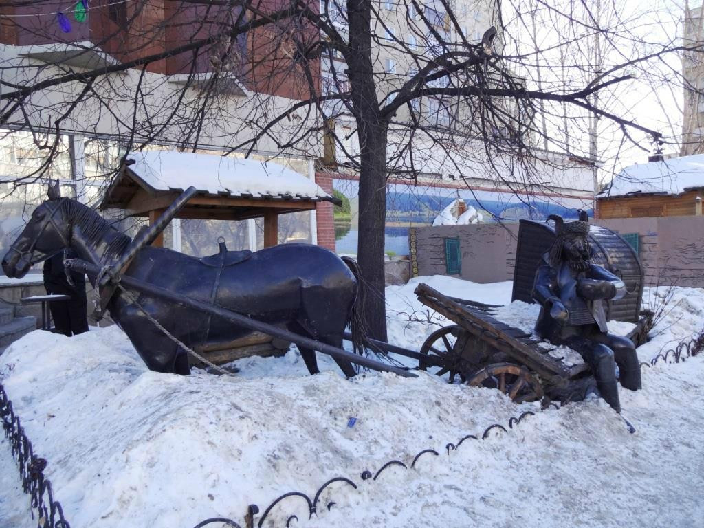Sculpture Group Near the Restaurant Tovarishh Sukhov景点图片