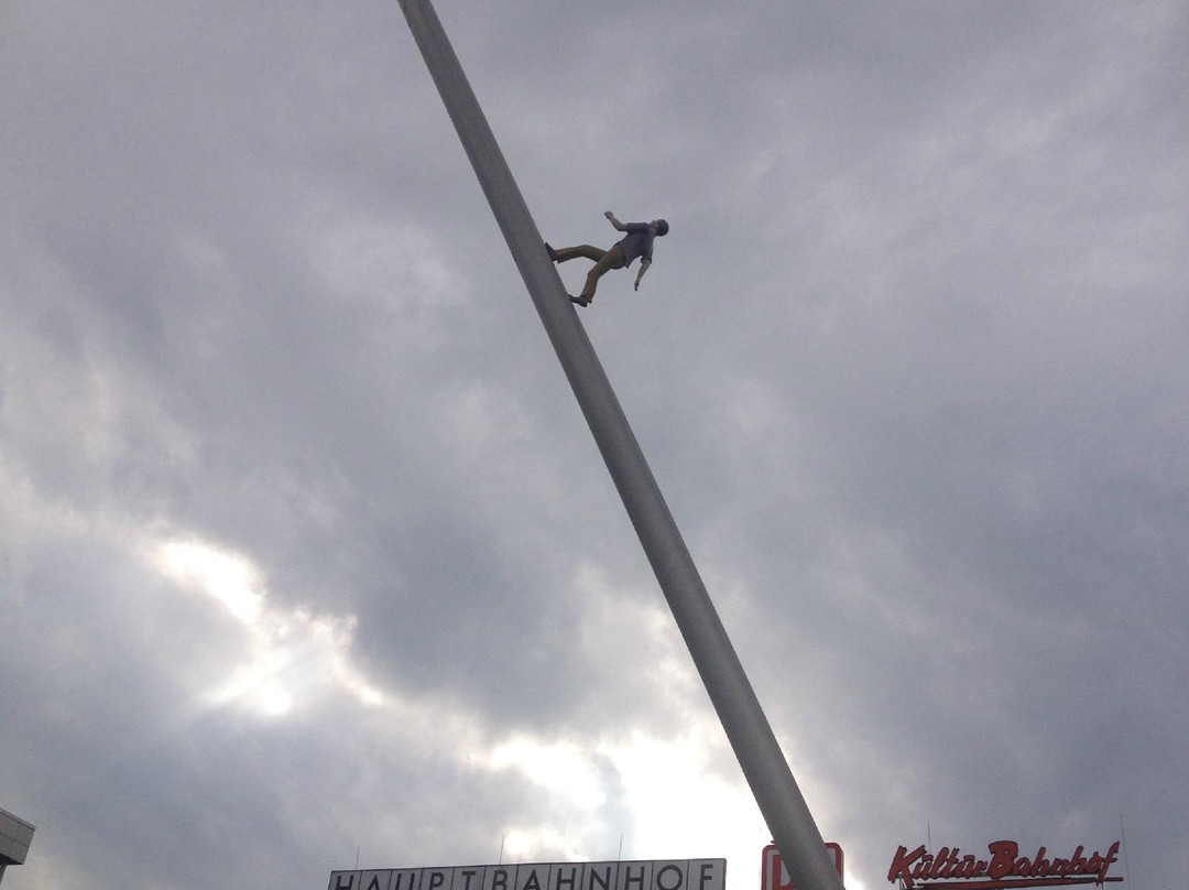 Man walking to the sky-卡塞尔行政区必去景点
