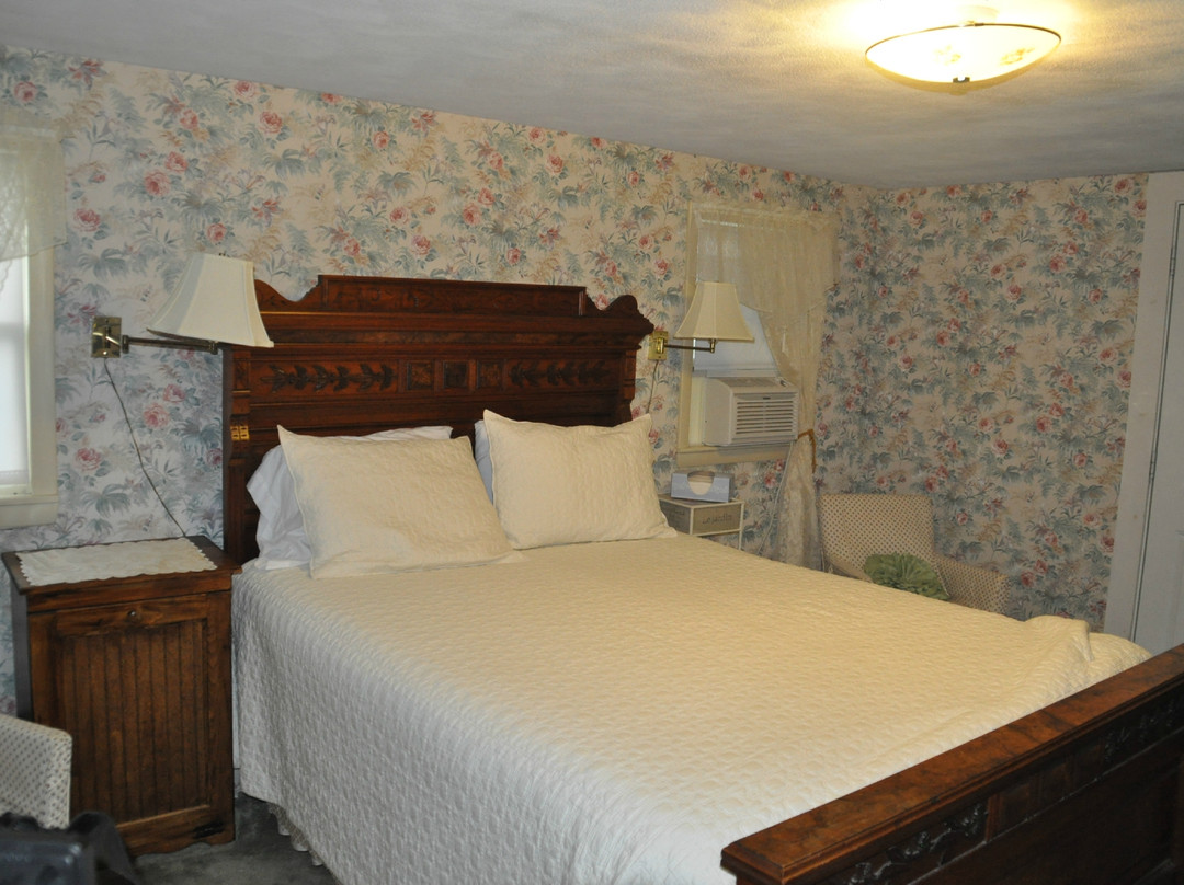 Almost in Mystic/Mare's Inn主图