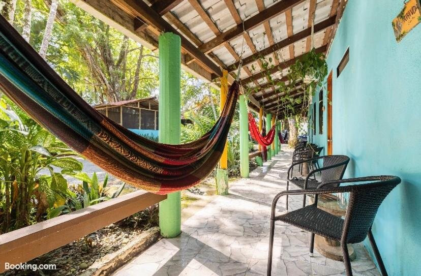 Main St Boutique Tropical Room主图