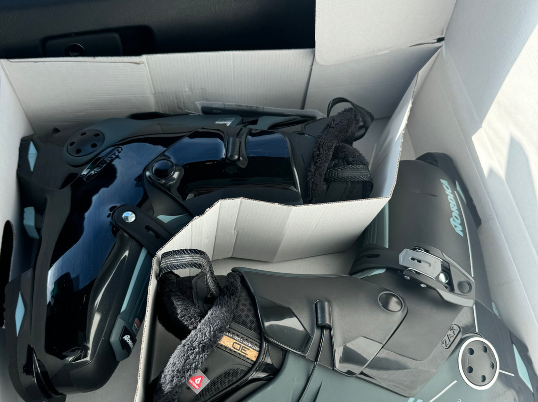 Christy Sports Ski and Snowboard-迪龙必去景点