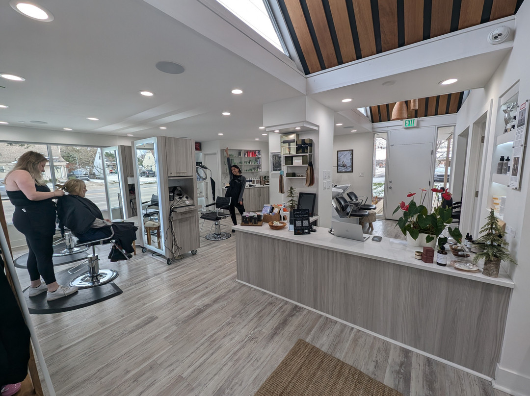 Jessi Francis Hair And Wellness-法明顿希尔斯必去景点