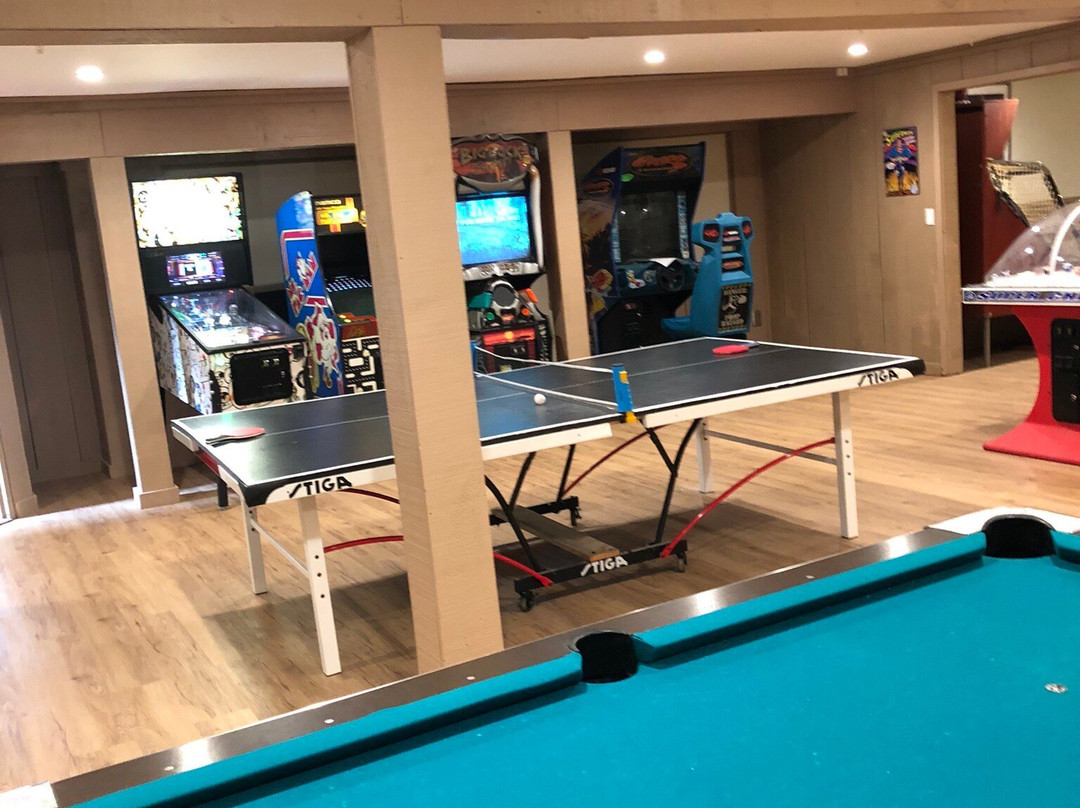 灰帽酒店主图