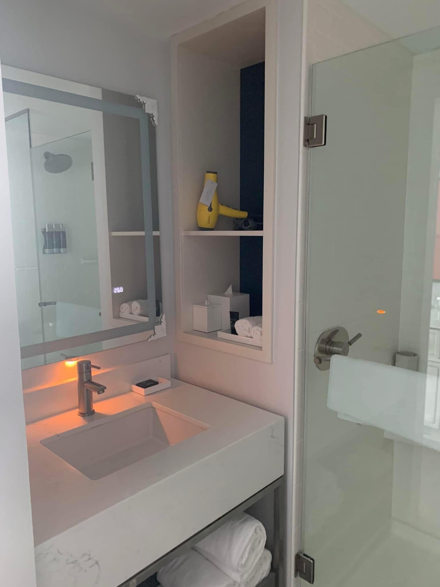 Hyatt Centric Old Town Alexandria-浴室