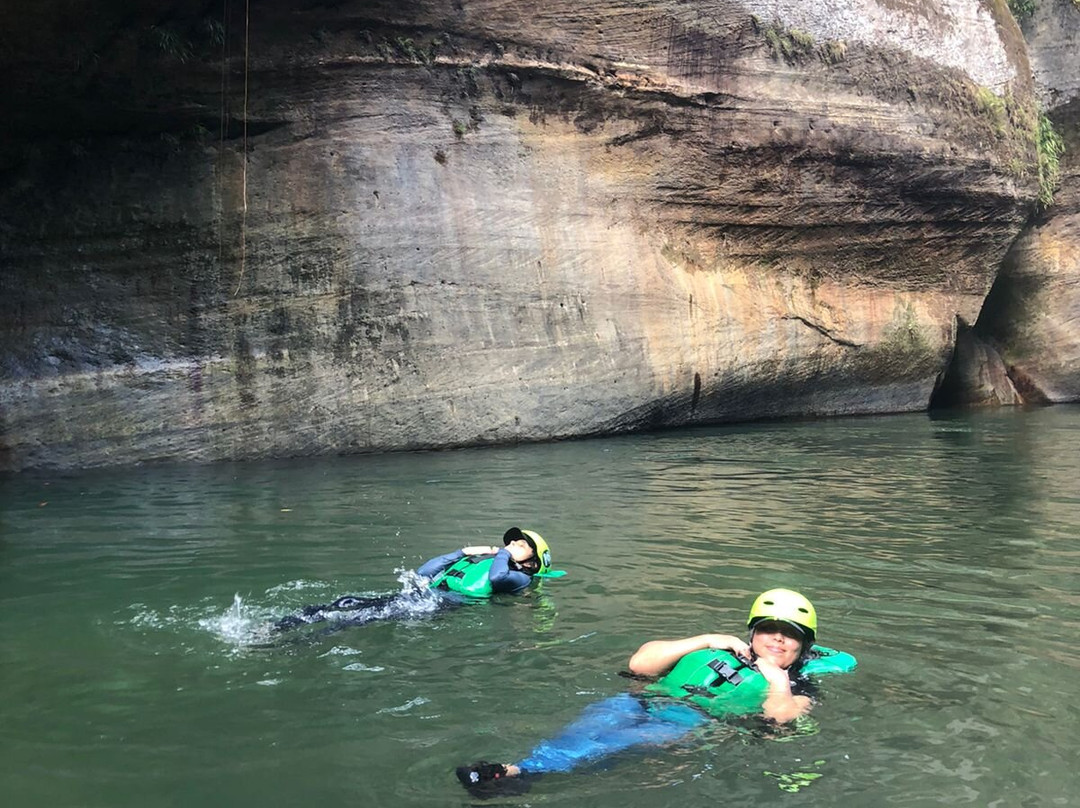 "Green Aventura: Descubre la Emoción del Rafting en el Increíble Cañón del Güejar"-Mesetas必去景点
