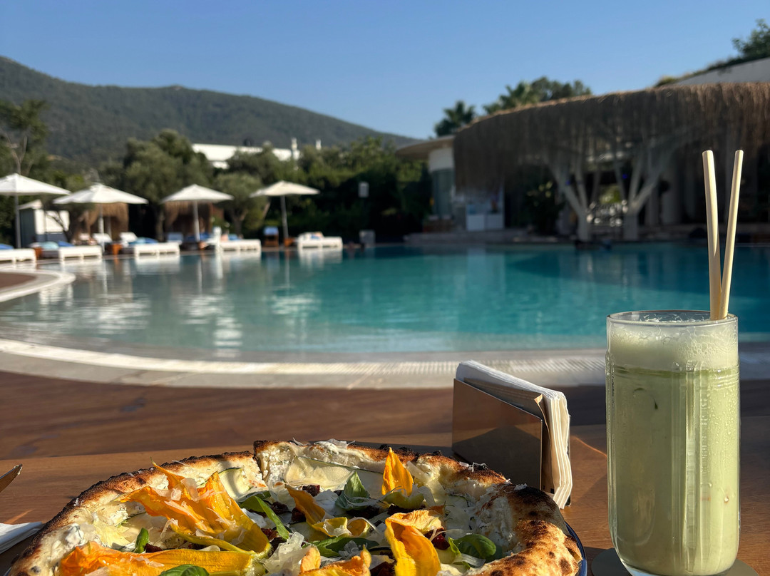 Suyah Pool Club