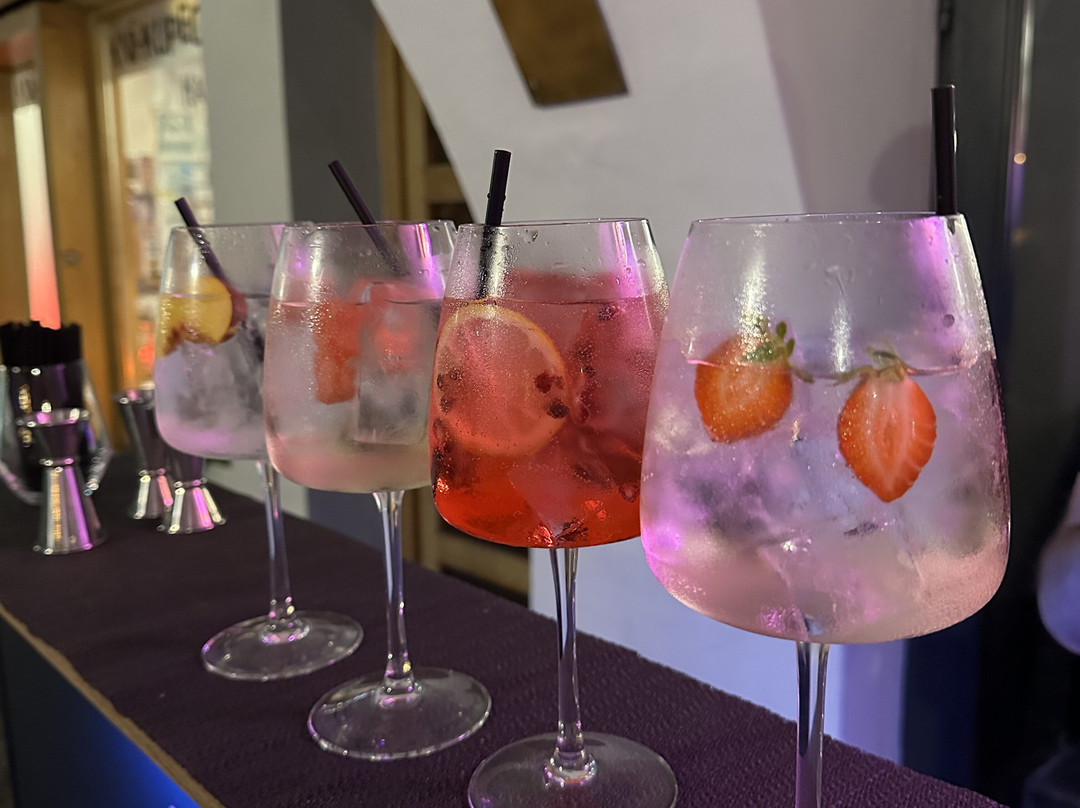The Square - Gin And Tonic Bar