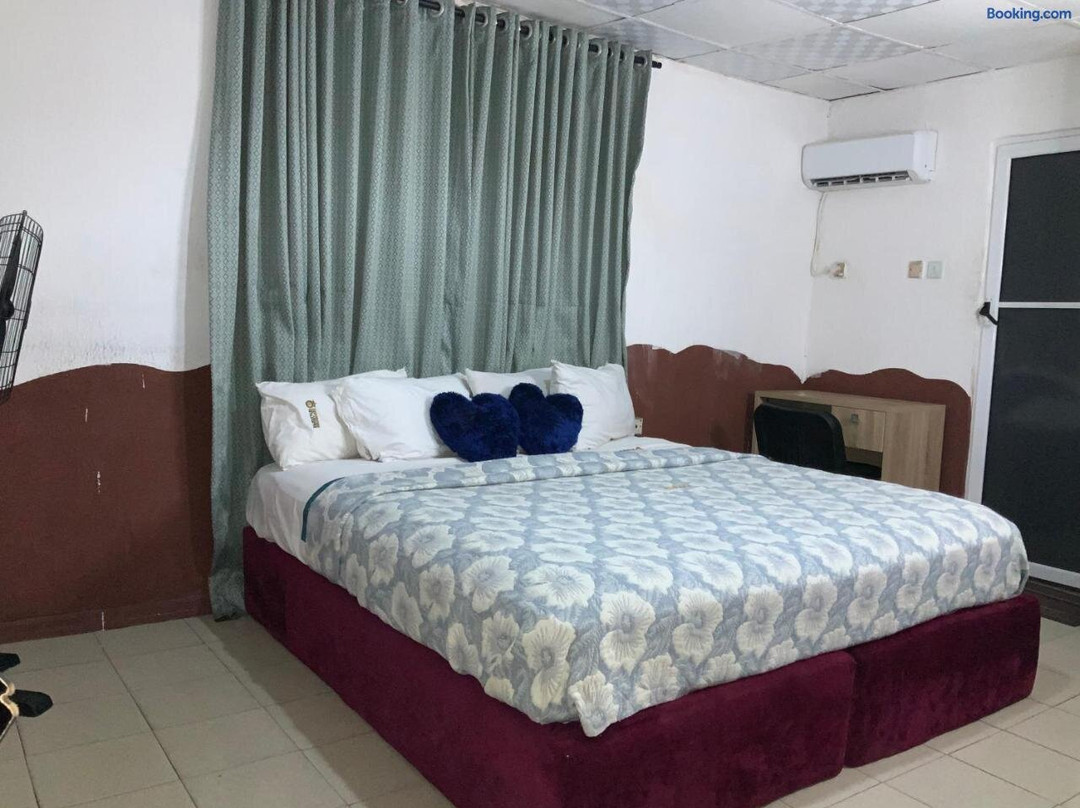 Optizee Hotel & Suites