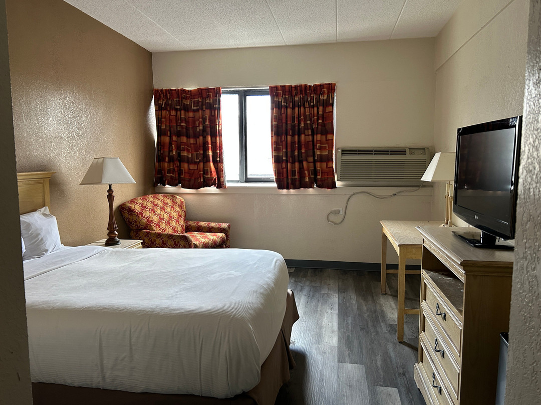 Hilltop Inn & Suites