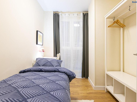 Sh Dakhla, Singular Hosting