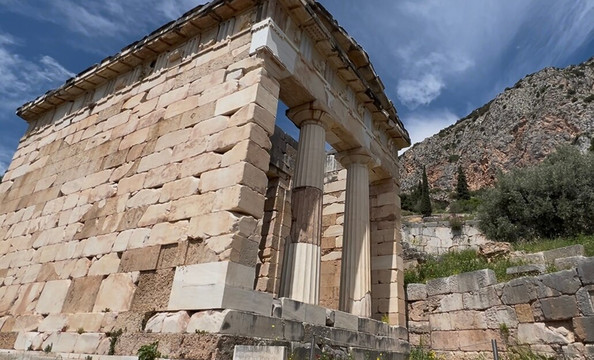 Treasury of the Athenians-德尔斐必去景点