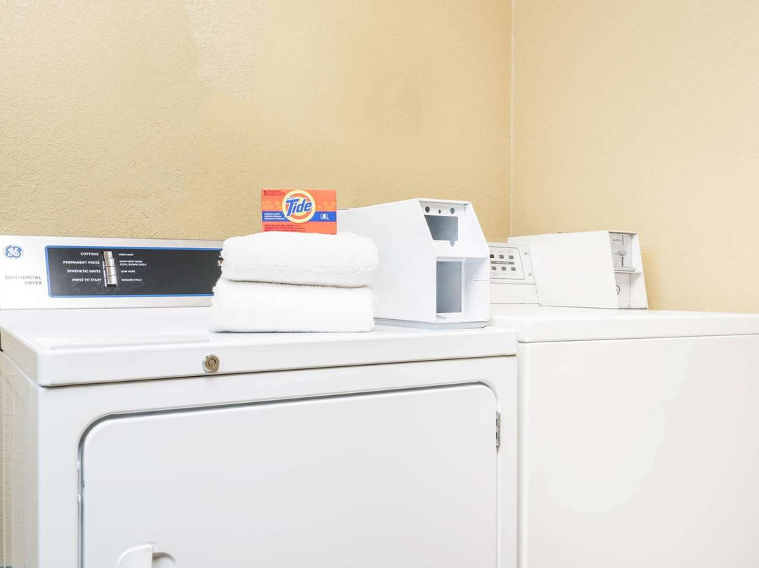 沃索速8酒店主图