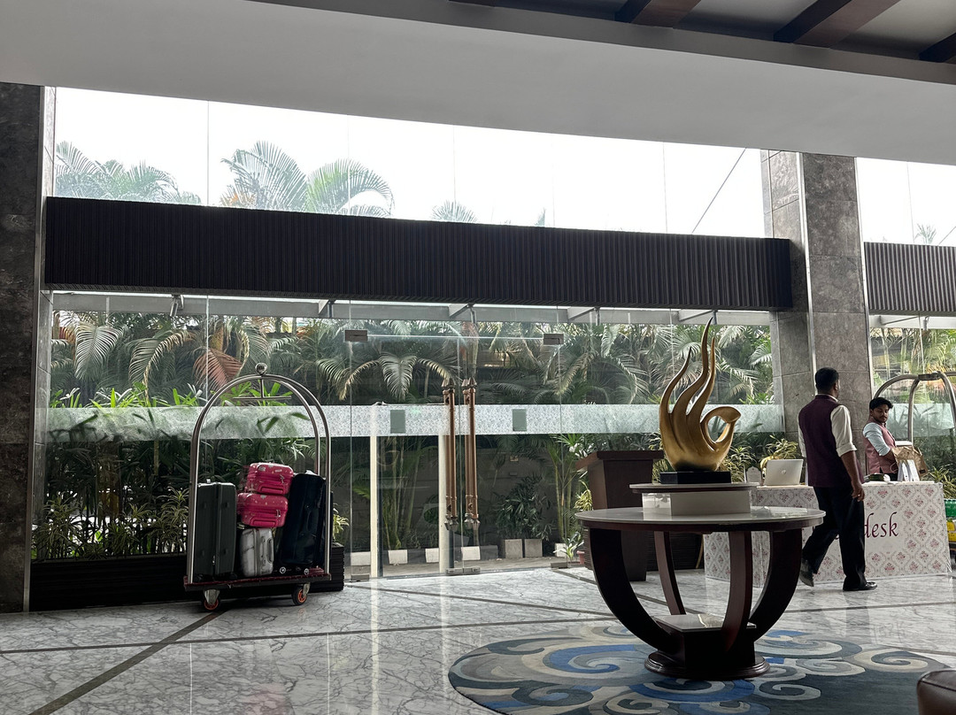 藏红花冠酒店主图