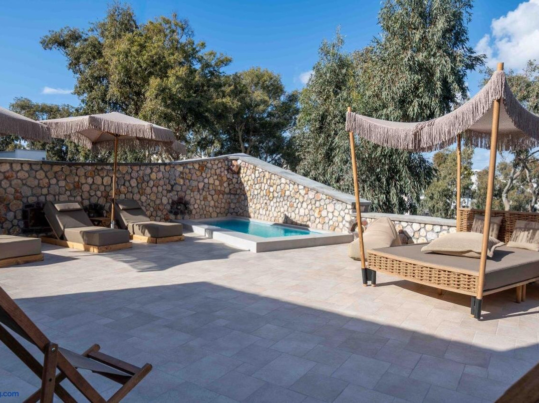 Pithos Apartments