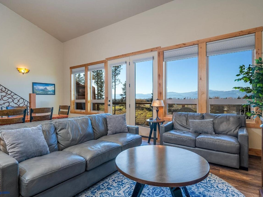 Spacious Townhome w 4 King Suites near Clubhouse