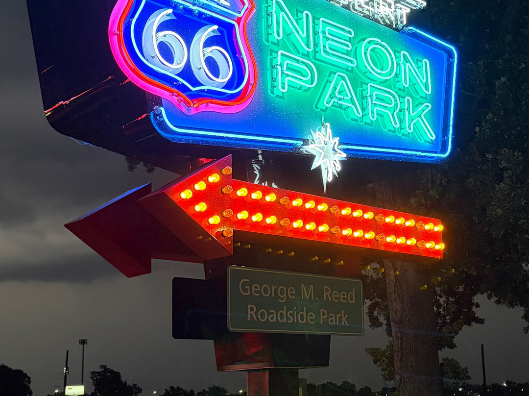 St. Robert's Neon Sign Park-Saint Robert必去景点