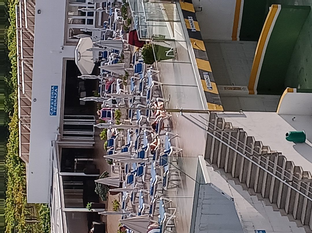 新维池纳酒店主图