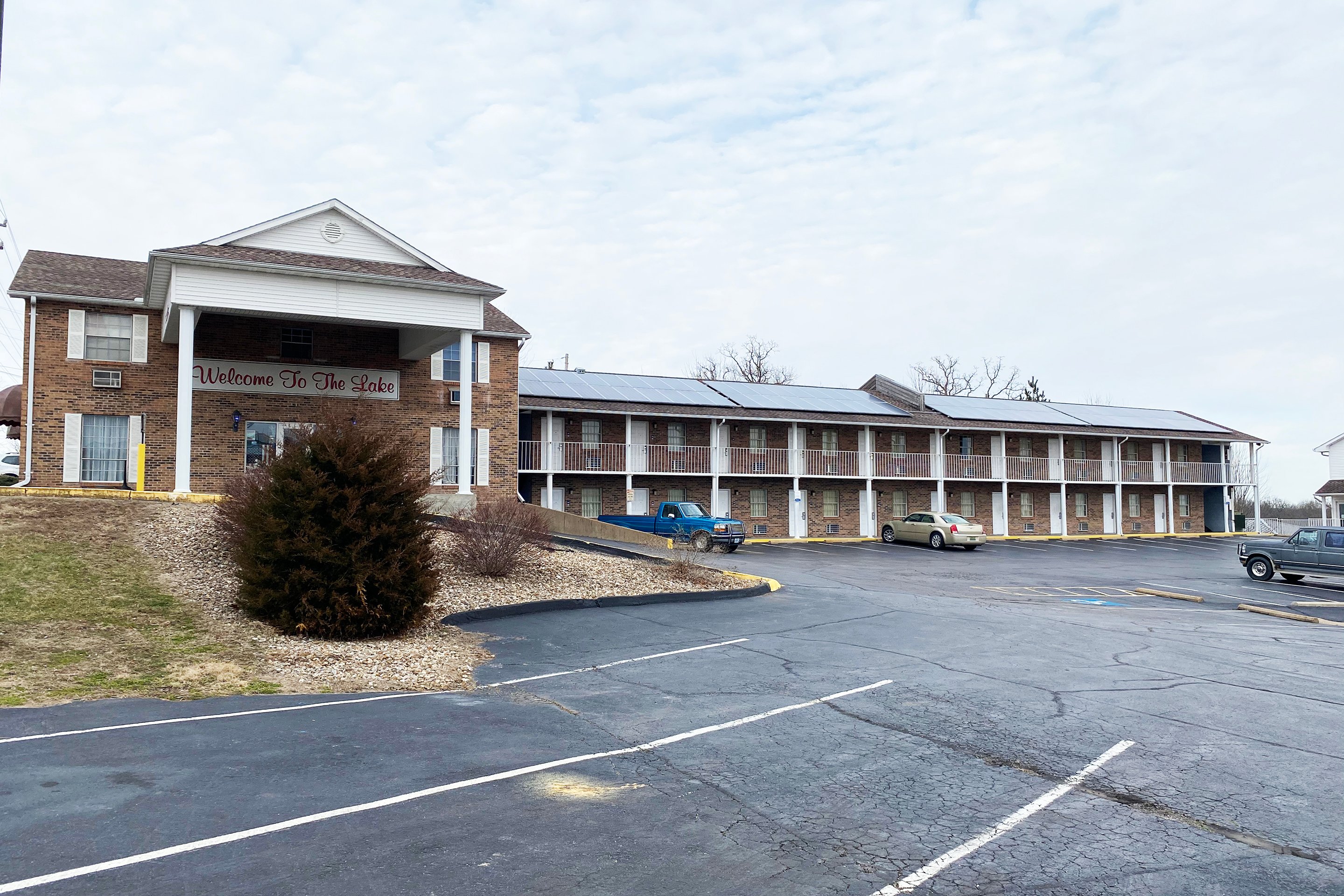 Schmidt's Creek Hotel-官方