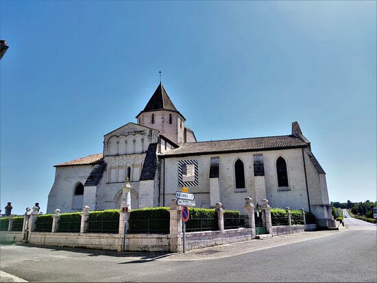 Eglise Fortifiée Saint-pierre À Reignac景点图片