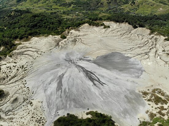 Vulcanii Noroiosi (Muddy Volcanoes)景点图片