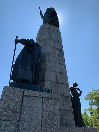 Monument on Zamkovaya Mountain景点图片