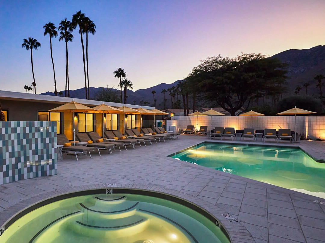 Twin Palms Resort - A Gay Men's Resort