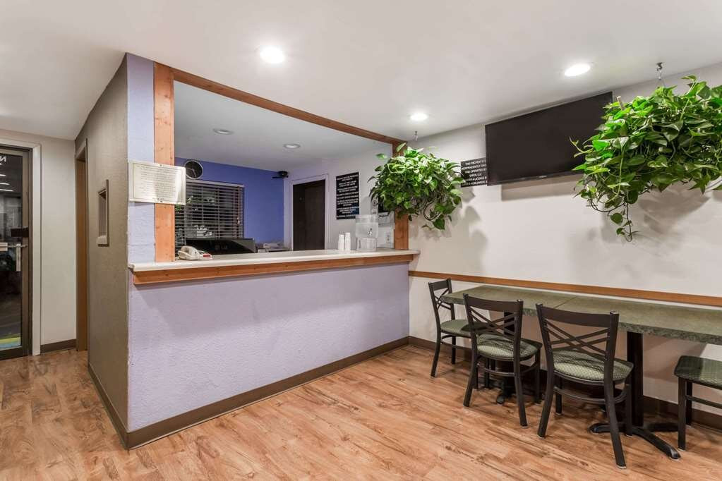 Super 8 by Wyndham Douglas主图