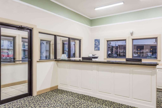 Super 8 by Wyndham Adel主图