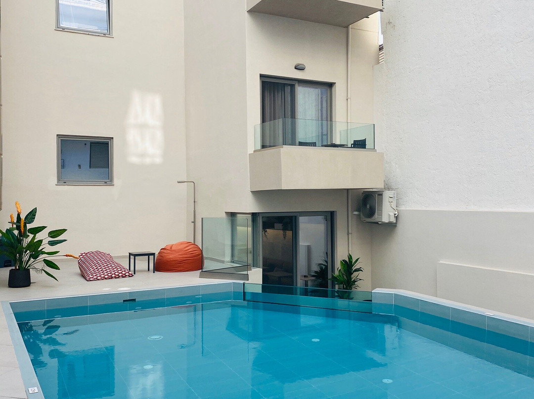 The City Hotel and Suites主图