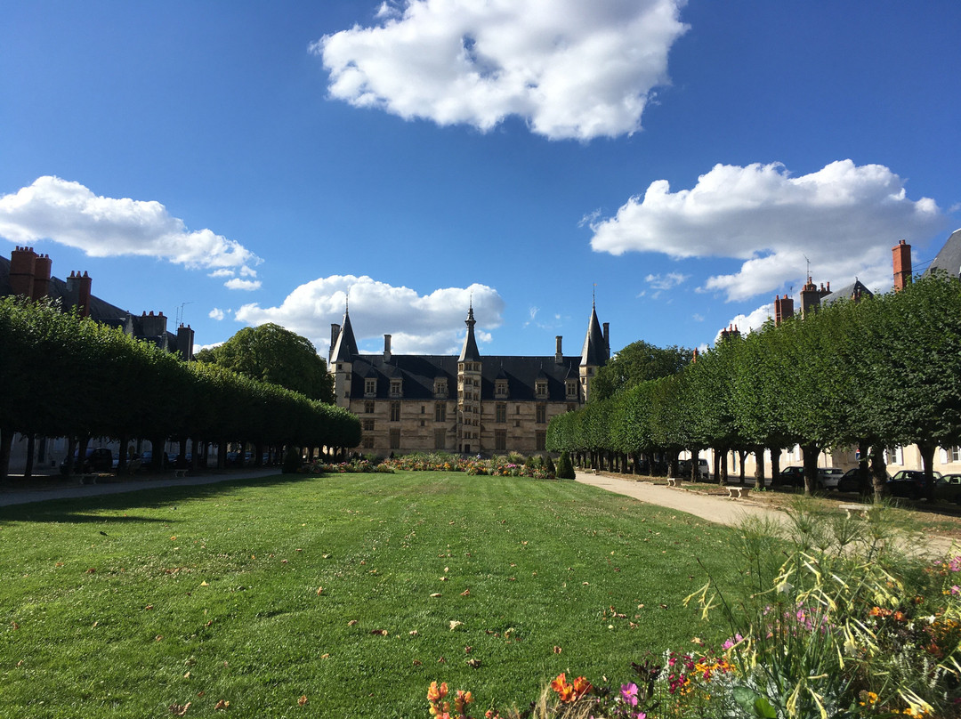 Place De La République-讷韦尔必去景点