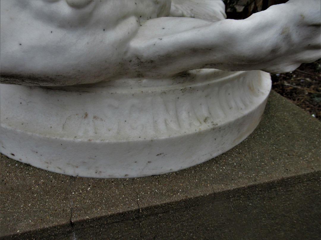 Femme nue debout son bras gauche levé-Stains必去景点